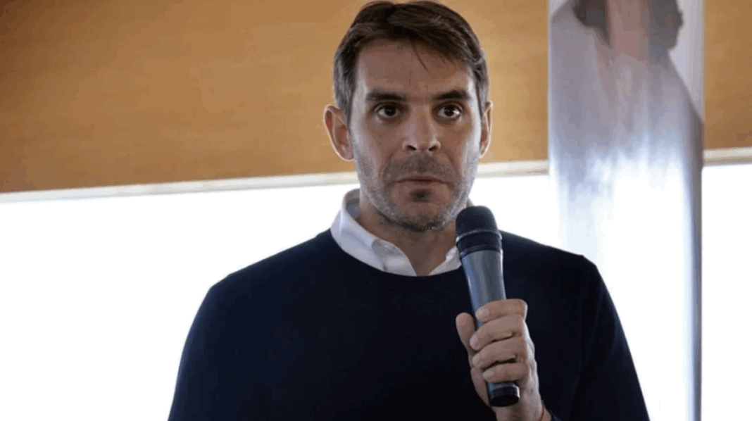 El candidato a diputado, Manuel Passaglia, intenta instalar su modelo de gobierno como un paradigma de eficiencia pero no resiste el archivo.
