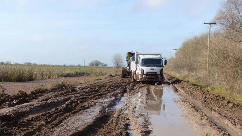 Pese al anuncio de Kicillof, los productores ven insuficientes los fondos para los caminos rurales.