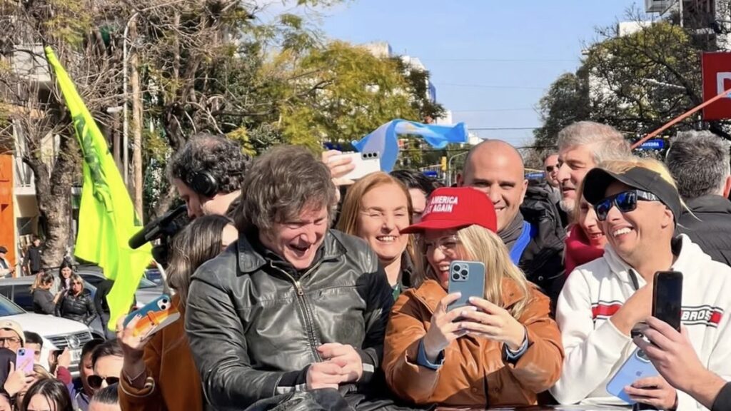 Milei en una de sus recorridas por el Conurbano bonaerense en las elecciones de 2023.