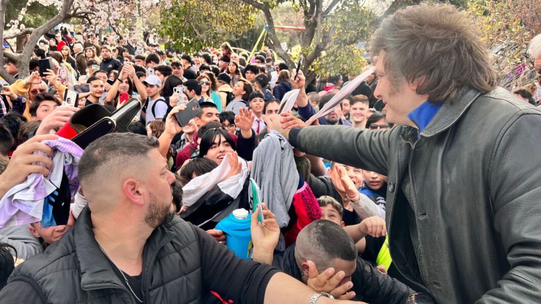 El presidente de la Nación, Javier Milei, evalúa recorrer municipios del Conurbano bonaerense para darle fuerza a la campaña electoral.