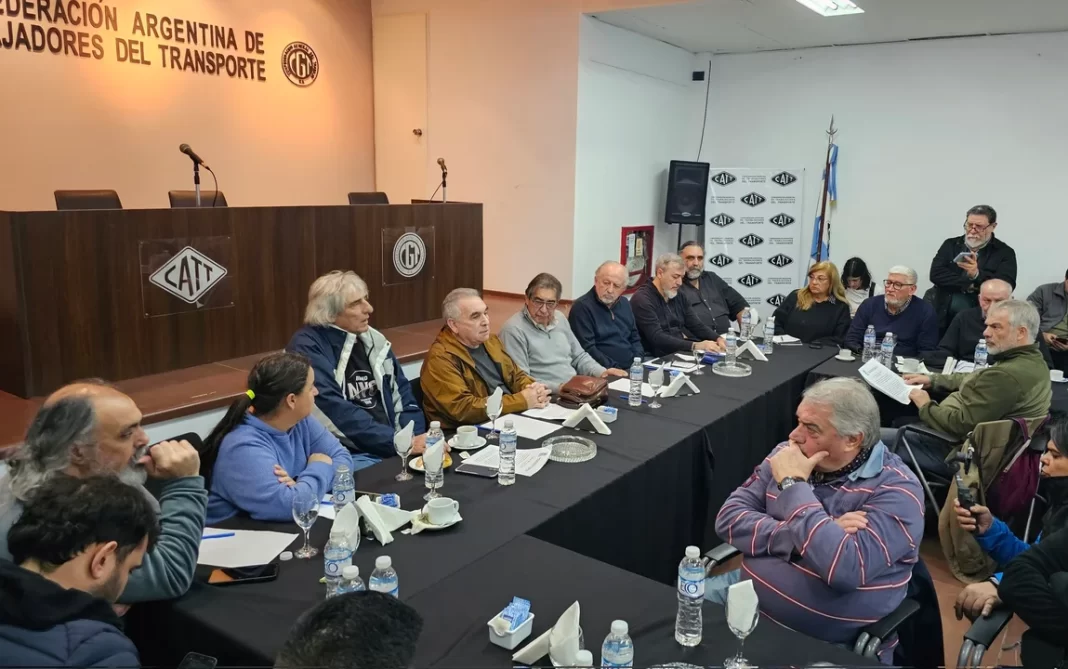Las dos CTA y representantes de sindicatos ligados a la CGT se reunieron para ratificar la movilización del próximo jueves 7 de agosto.