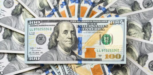 La cotización del dólar minorista tuvo una fuerte suba este jueves y alcanzó los $1.380, superando así el valor del dólar blue.
