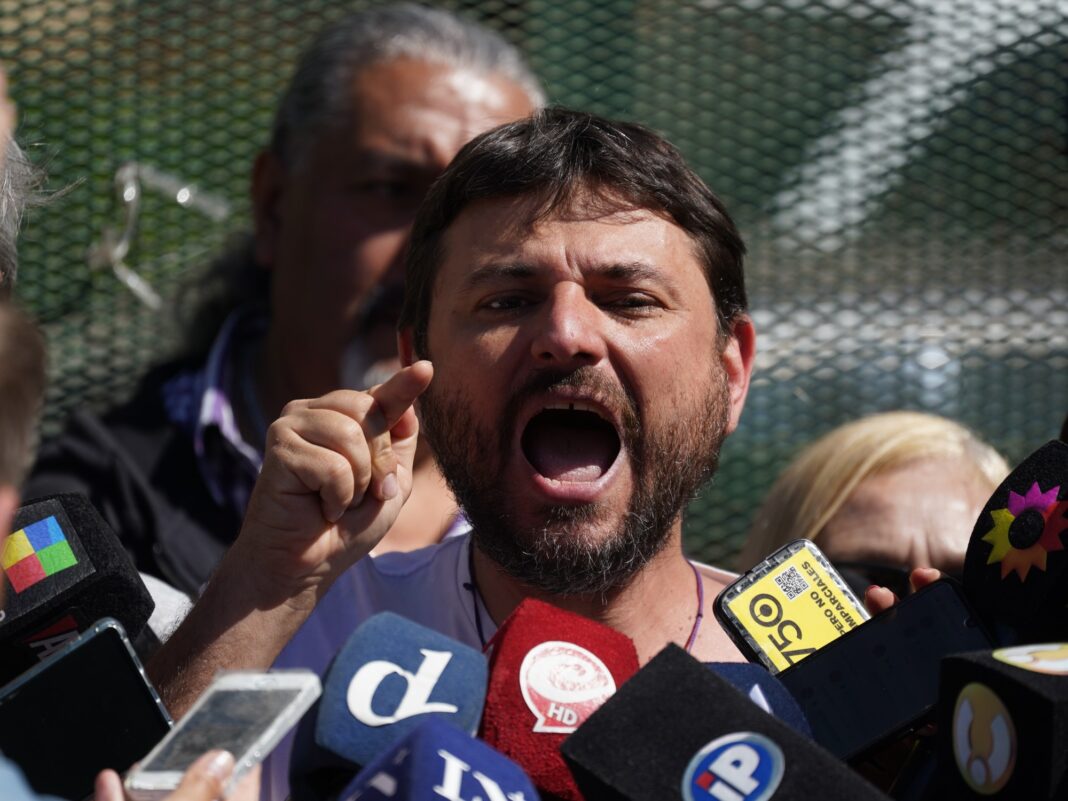 El diputado nacional, Juan Grabois, denunció este viernes que, en los galpones del ministerio de Capital Humano, ubicados en Villa Martelli, funciona un desarmadero ilegal de autos.
