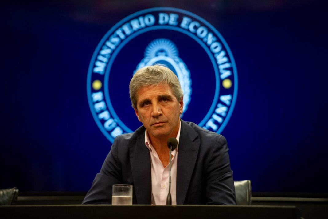 Tras la disparada de $50 del dólar, el ministro de Economía, Luis Caputo, relativiza la suba y sale a calmar a los mercados. Estará esta noche en el canal de streaming libertario “Carajo”.