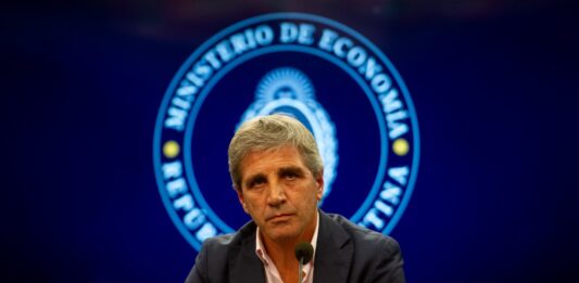 Tras la disparada de $50 del dólar, el ministro de Economía, Luis Caputo, relativiza la suba y sale a calmar a los mercados. Estará esta noche en el canal de streaming libertario “Carajo”.