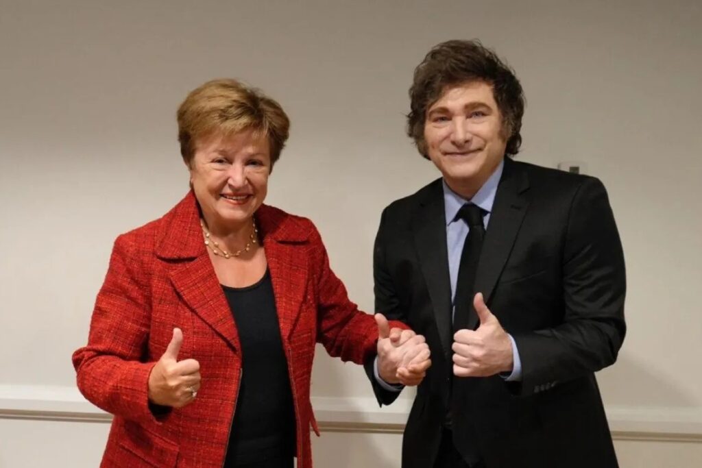 El FMI dio luz verde al acuerdo con Argentina y aprobó un desembolso de US$2000 millones, aunque advirtió por riesgos futuros.
