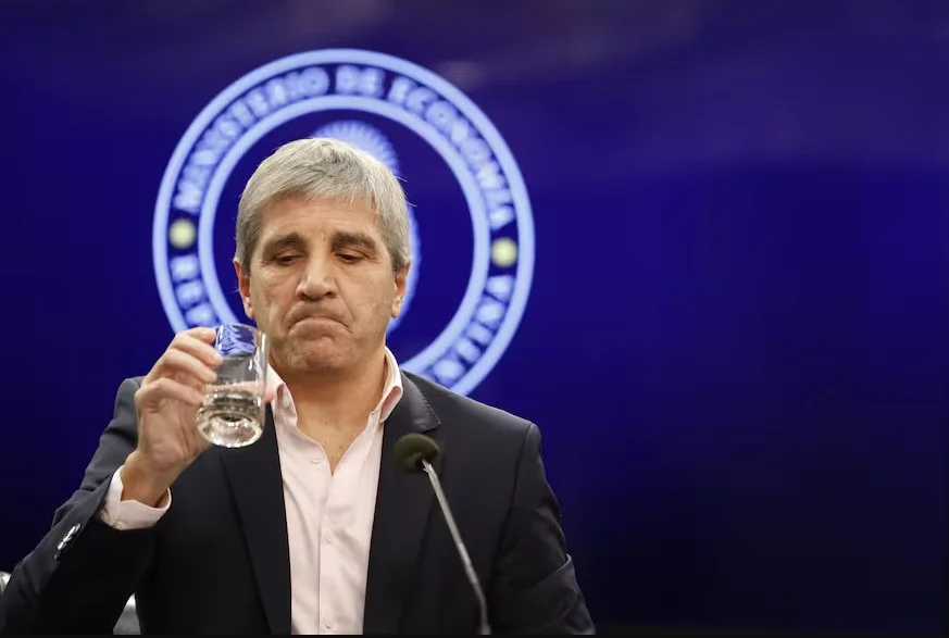 El FMI volvió a reclamar por las reservas y Caputo renegocia el cronograma pactado.