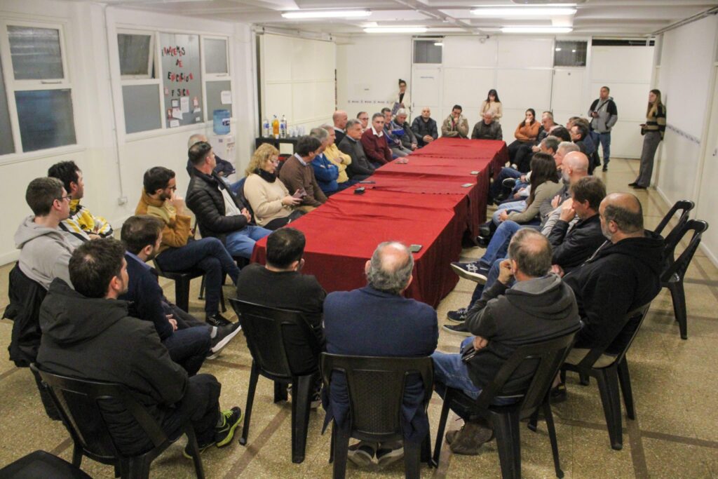 Pulti compartió las imágenes de su encuentro con los representantes de 25 clubes de barrio de Mar del Plata e insistió con que el Ejecutivo debe cumplir la ordenanza que los protege.
