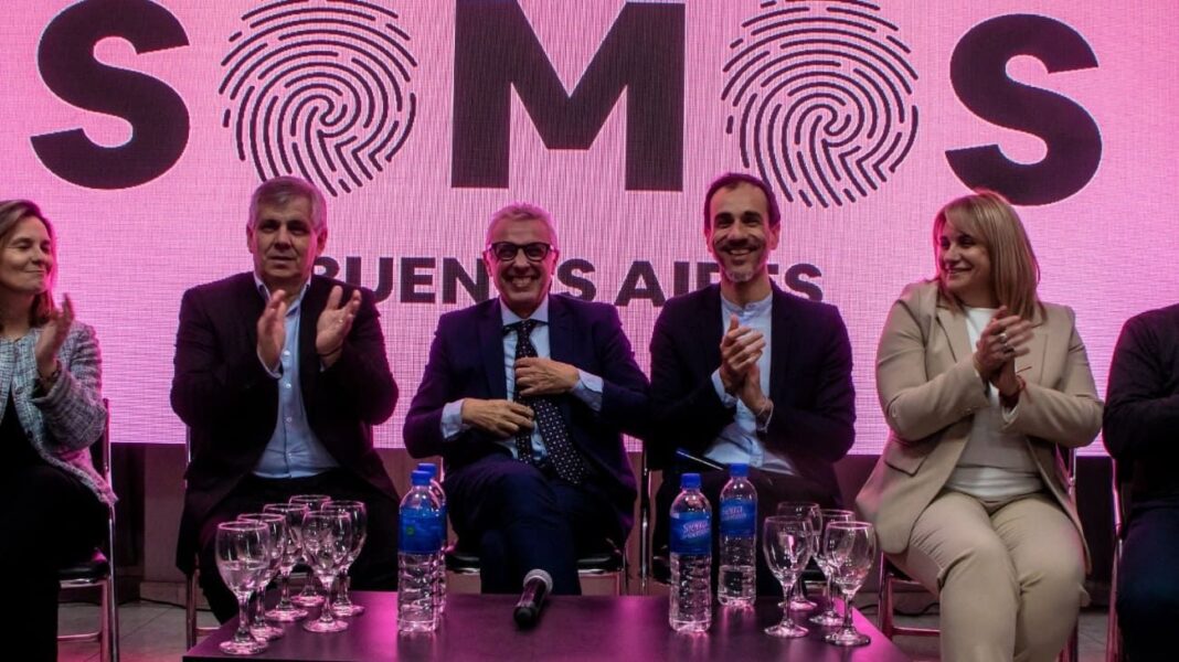 Somos Buenos Aires salió a la cancha con los tapones de punta, una boleta rosada, un guiño al Inter de Miami, Lionel Messi y la Scaloneta.