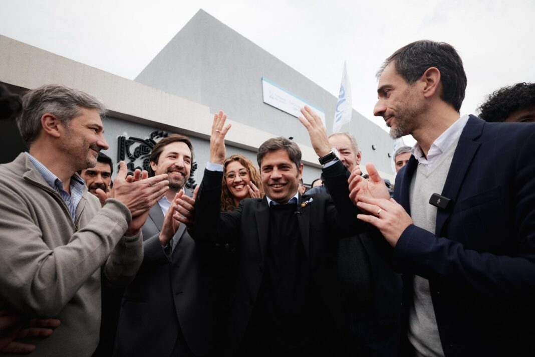 El gobernador Axel Kicillof se reunió con el intendente de Junín, Pablo Petrecca, a quien le hizo entrega de patrulleros e inauguraron el centro de salud CAPS.