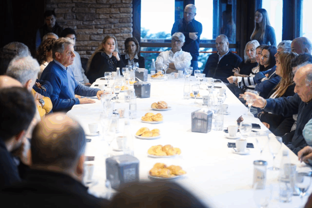 El candidato a concejal por Acción Marplatense y diputado bonaerense, Gustavo Pulti, mantuvo un encuentro con más de 30 empresarios de distintos sectores productivos de Mar del Plata.