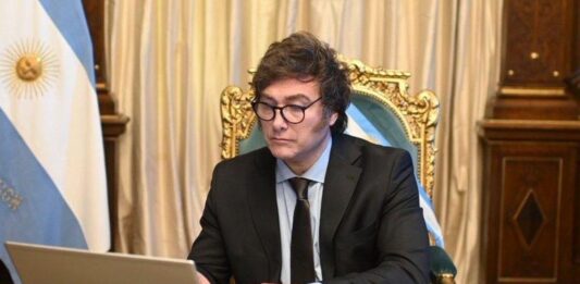 El Gobierno formalizó los vetos al aumento de los jubilados y la declaración de emergencia en discapacidad que firmó Javier Milei el sábado.