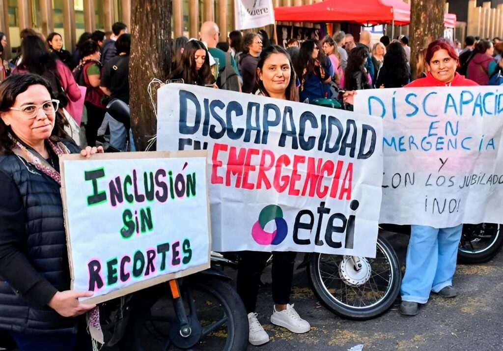 Agrupaciones de personas con discapacidad marchan este martes en repudio al veto de Milei contra la Ley de Emergencia.