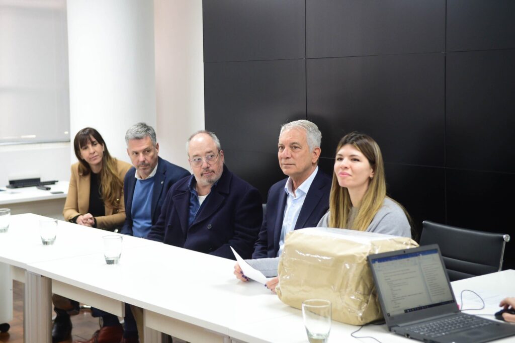 Teatro del Lago: el intendente de La Plata, Julio Alak, participó de la apertura de sobres para licitar la obra.