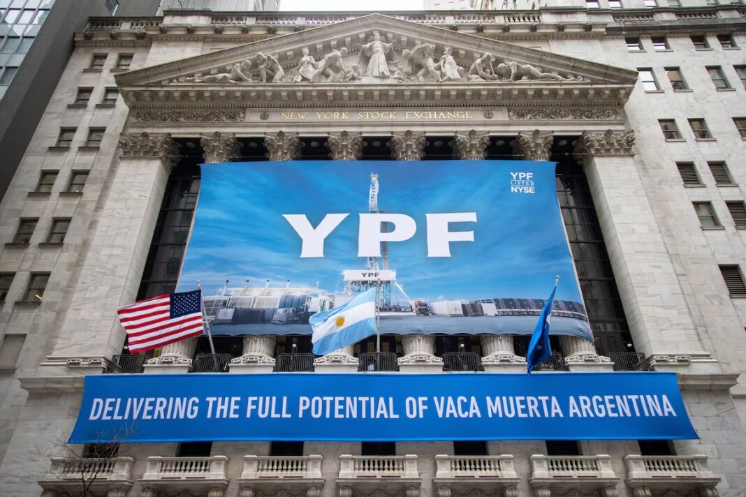 El Gobierno pidió a la jueza Preska que frene el acceso a chats privados de Caputo, Massa y otros exfuncionarios en la causa por YPF.