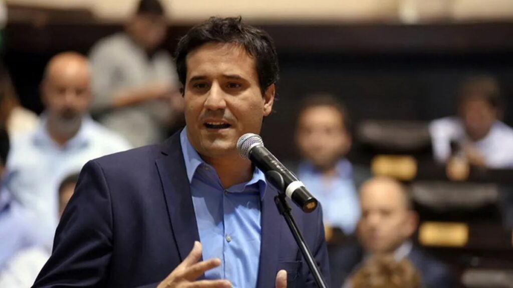 En medio de las polémicas por las candidaturas testimoniales, Abad (UCR) pidió inhabilitar a electos que no asuman y calificó la jugada política como “una estafa al votante”.