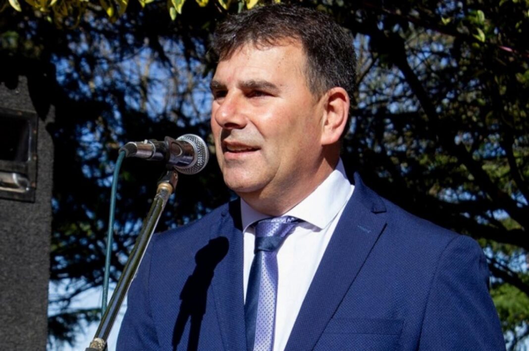 El exintendente bonaerense de Azul, Hernán Bertellys, blanqueó su alejamiento de la política para relanzar su carrera musical.
