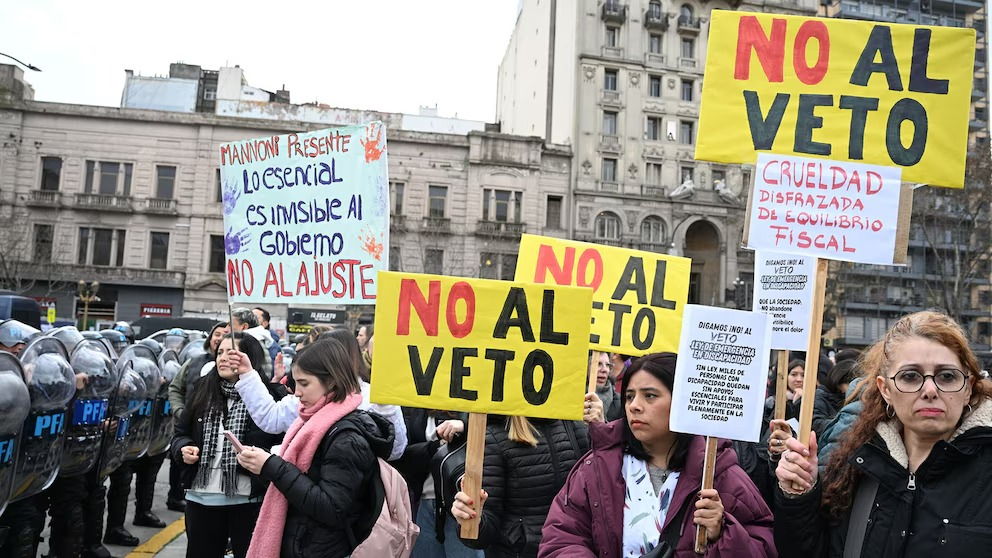 La protesta por el veto presidencial a la Ley de Discapacidad derivó en un feroz operativo represivo en el Congreso.