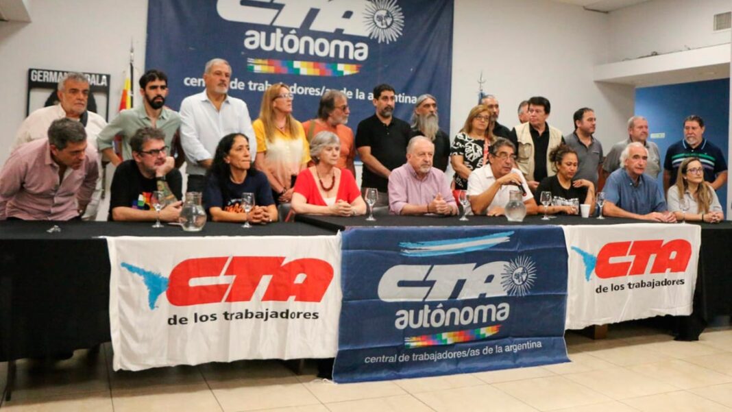 Los líderes de las dos CTA denunciaron a Javier Milei y al titular de la SIDE por espionaje ilegal a los dos sindicatos.