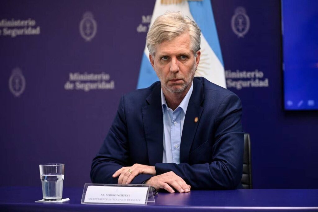 
El titular de la SIDE recibió una denuncia penal de las dos CTA por espionaje ilegal.