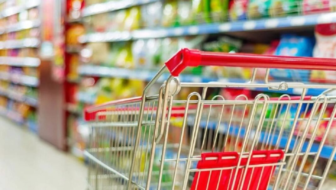 Según un informe de la UBA, supermercados y mayoristas venden menos, mientras más familias recurren al crédito para sus compras diarias.