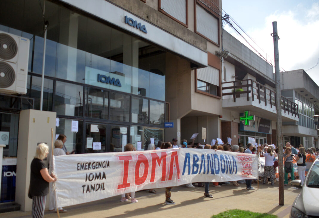 El titular de la mutual de los municipales de Tandil, Raúl Escudero, denunció a IOMA por falta de pago y apuntó contra la dirigencia local por inacción.