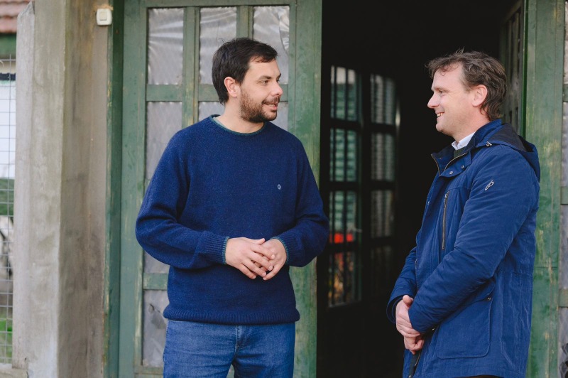 El primer candidato a concejal por Fuerza Patria, Leonardo Yunger, junto con el intendente de Olavarría, Maximiliano Wesner.