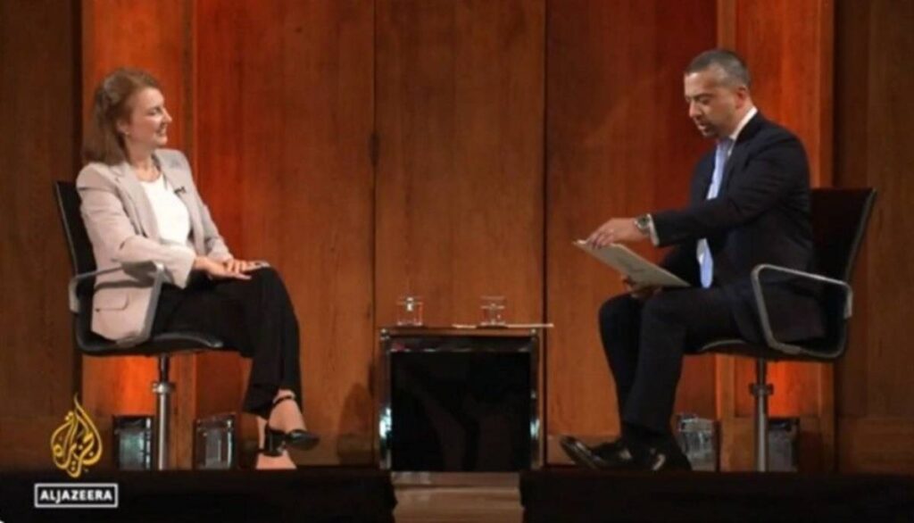 Mondino en la entrevista con el periodista británico Maehdi Hasan.