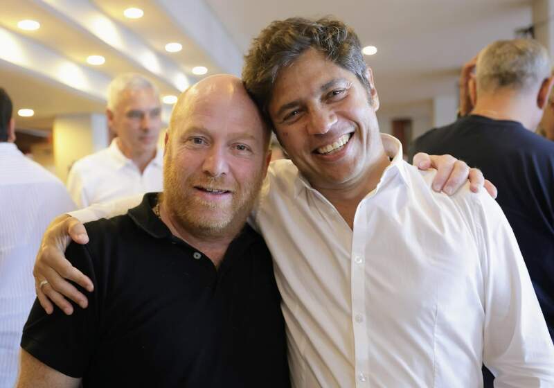 Kicillof junto con el intendente de Mar Chiquita, Walter Wischnivetzky.