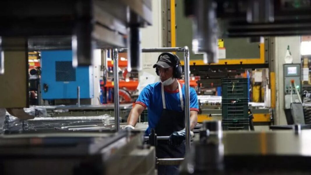 Según el informe del INDEC, la actividad industrial cayó 1,2% en junio y crece la preocupación desde la UIA.