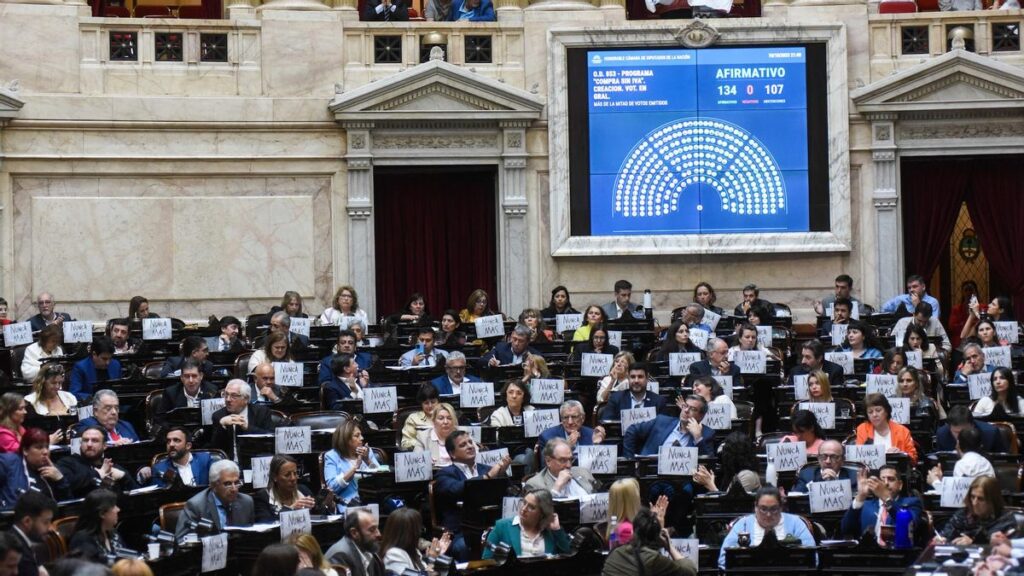 Guillermo Francos apuntó contra el kirchnerismo y la oposición dialoguista que, en una sesión picante, aprobó un paquete de leyes claves y rechazó cinco DNU de Milei.