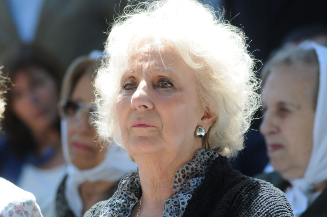 La presidenta de Abuelas de Plaza de Mayo, Estela de Carlotto, cuestionó la foto de Javier Milei con sus candidatos a la Legislatura bonaerense.