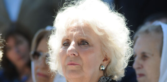 La presidenta de Abuelas de Plaza de Mayo, Estela de Carlotto, cuestionó la foto de Javier Milei con sus candidatos a la Legislatura bonaerense.