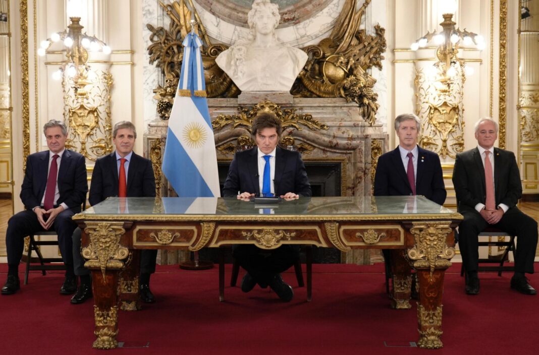 Con fuertes críticas a legisladores de la oposición, el presidente Javier Milei anunció por cadena nacional dos medidas para resguardar el equilibrio fiscal y evitar que el Congreso revierta las políticas de ajuste.