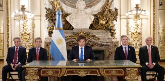Con fuertes críticas a legisladores de la oposición, el presidente Javier Milei anunció por cadena nacional dos medidas para resguardar el equilibrio fiscal y evitar que el Congreso revierta las políticas de ajuste.
