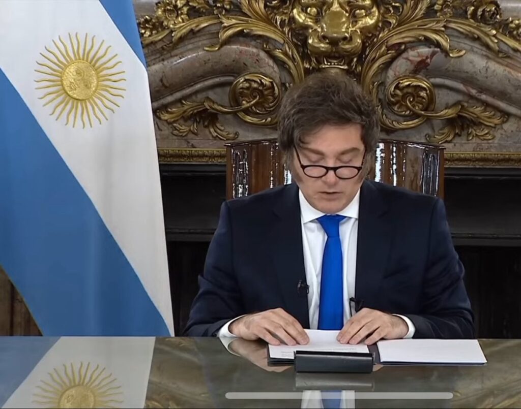 El presidente Javier Milei acusó a legisladores de la oposición de querer realizar un "genocidio" con el aumento del gasto público.
