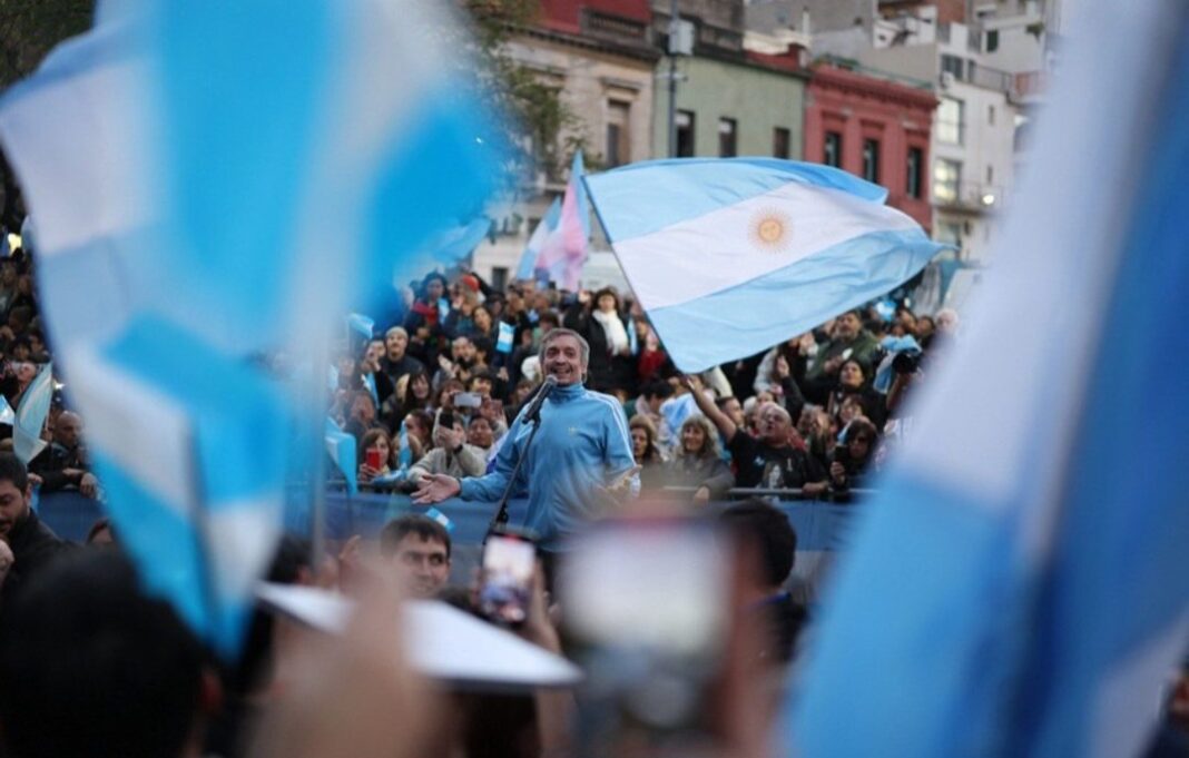 Un importante grupo de intendentes de La Cámpora salieron en masa a pedir a Máximo Kirchner para encabezar la lista nacional.