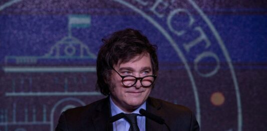 A través de cinco ejes teóricos, el presidente Javier Milei intento explicar los motivos por los cuales, la cotización del dólar no derivará en una mayor suba de precios.