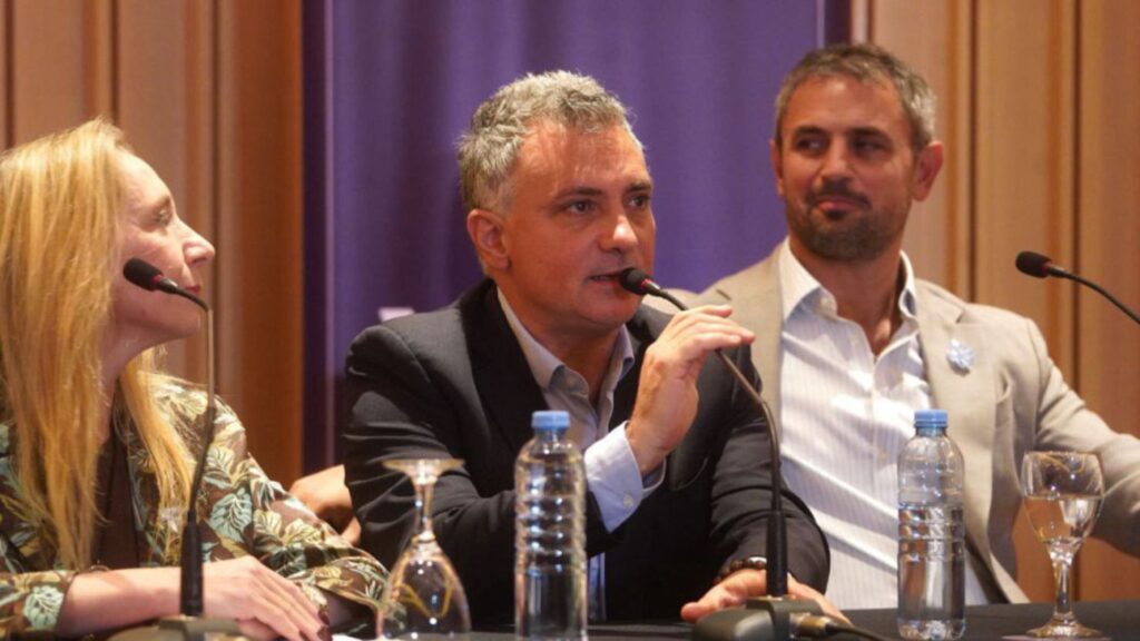 El titular de LLA bonaerense, Sebastián Pareja, y el asesor presidencial Santiago Caputo tendrán a su cargo las principales actividades de campaña para las elecciones 2025.