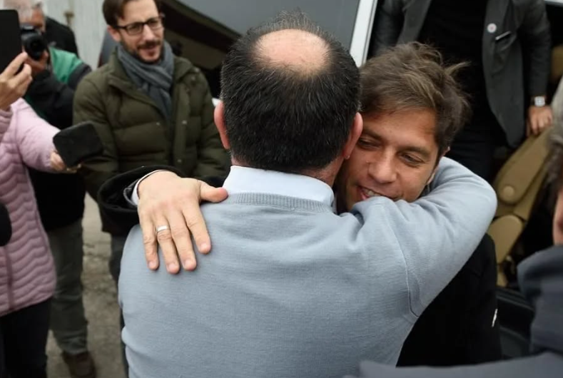 Víctor Casanovas junto con el gobernador Axel Kicillof.
