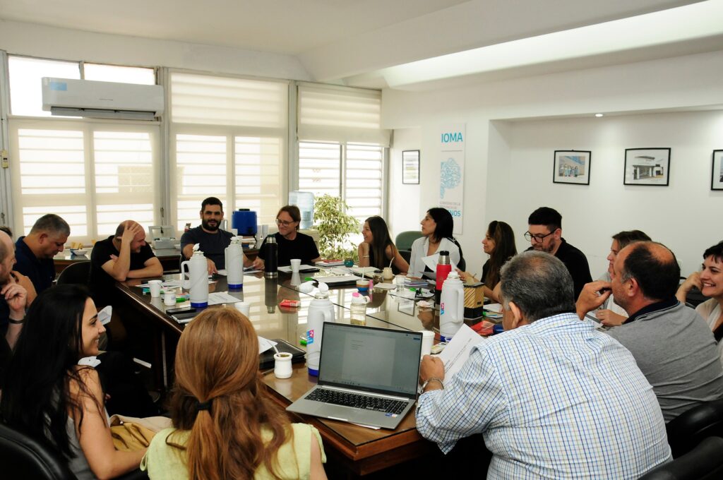 Reunión de delegados de IOMA. En el centro, Homero Giles, y a su izquierda, Víctor Casanovas.