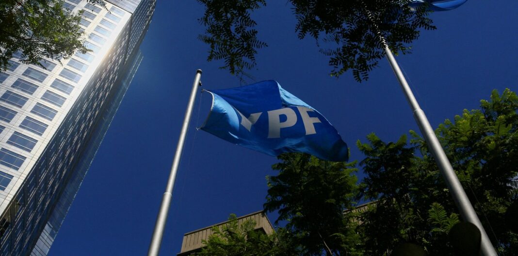 La Corte de Nueva York define este martes si suspende la entrega del 51% de las acciones de YPF ordenada por Preska.