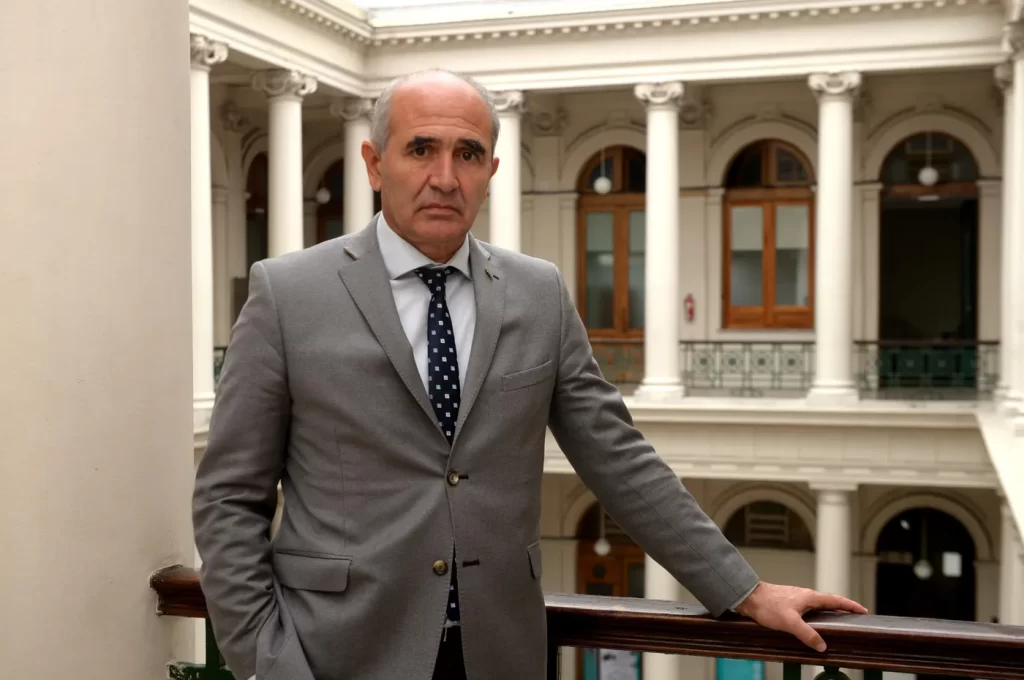 El presidente de la UNLP, Martín López Armengol encabeza el homenaje por el 120° aniversario de la institución.
