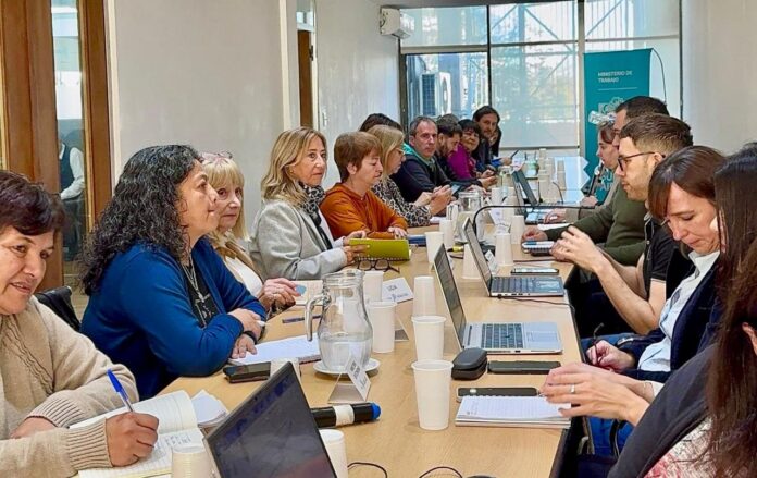 
La Provincia le ofreció a los docentes un aumento del 5% en dos tramos y aguarda una respuesta.