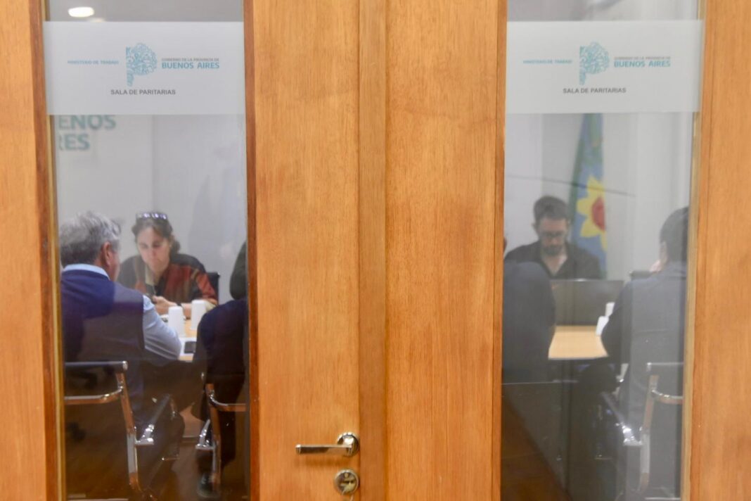 El Ejecutivo provincial le planteó a los docentes y estatales bonaerenses un incremento salarial del 5%. Los gremios definen en asambleas si aceptan la oferta.