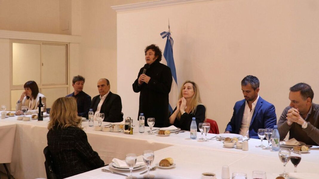 El presidente de la Nación, Javier Milei, cenó con diputados aliados en Olivos para asegurarse los vetos contra los jubilados y la emergencia en discapacidad.