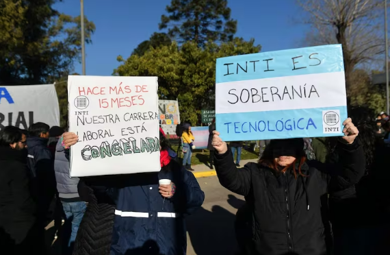 ATE presentó una medida cautelar ante la Justicia para suspender las resoluciones que disponen el pase a disponibilidad de cientos de trabajadores.