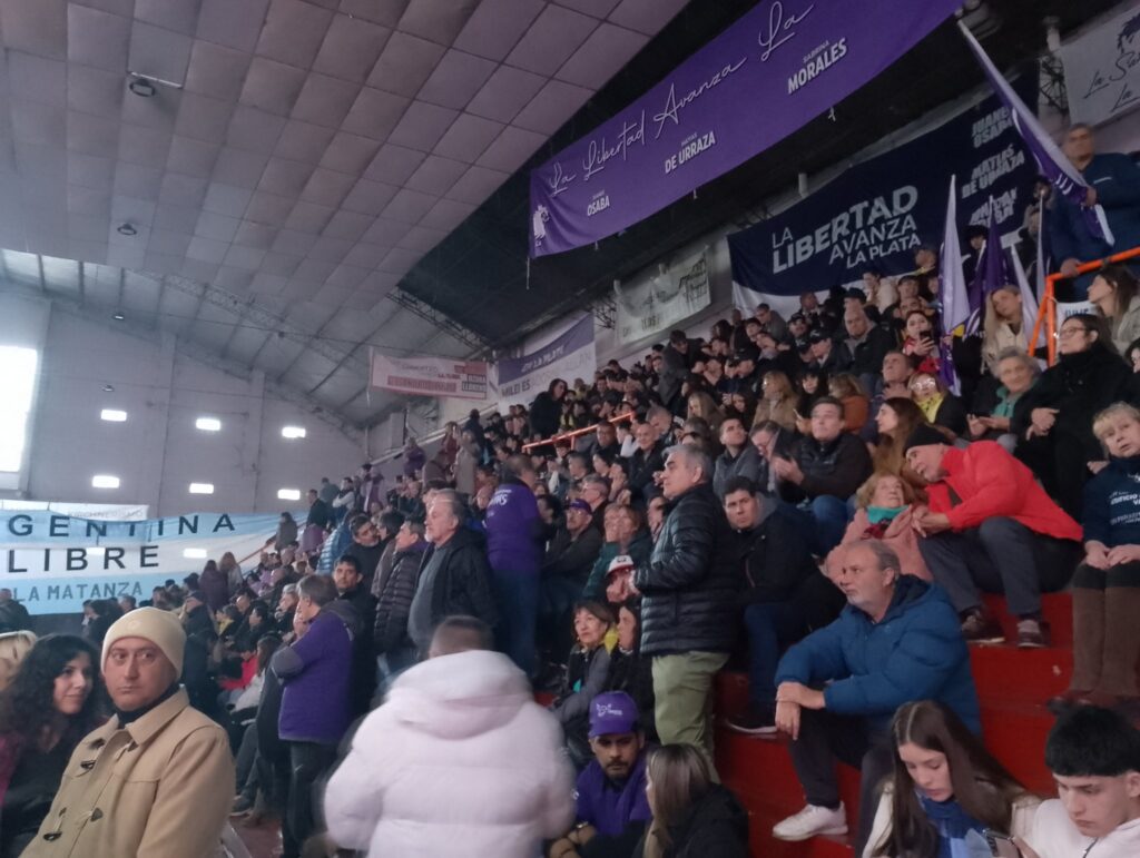 Acto de Milei y Pareja: Miles de dirigentes y militantes de La Libertad Avanza aguardan el discurso.