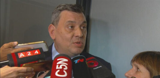 El candidato a diputado bonaerense de La Libertad Avanza en la Tercera, Maximiliano Bondarenko, dio el presente en el acto de Javier Milei en La Plata.
