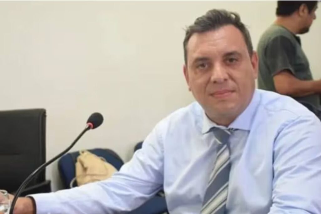 Bondarenko: "El pobre policía recorre la calle sin cubierta, sin combustible, pero sobre todo sin dignidad"